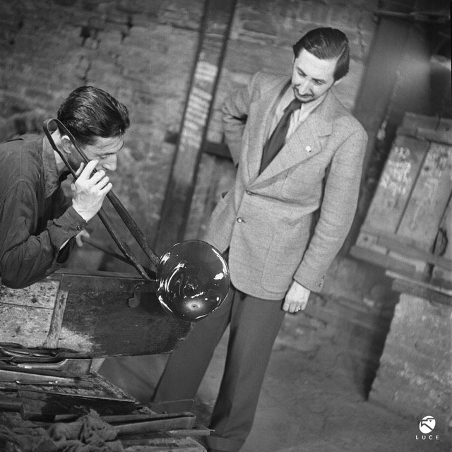 Carlo Scarpa with Arturo Biasutto in the Venini factory.