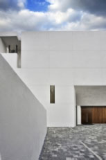 Exterior Courtyard by Alfonso Architects
